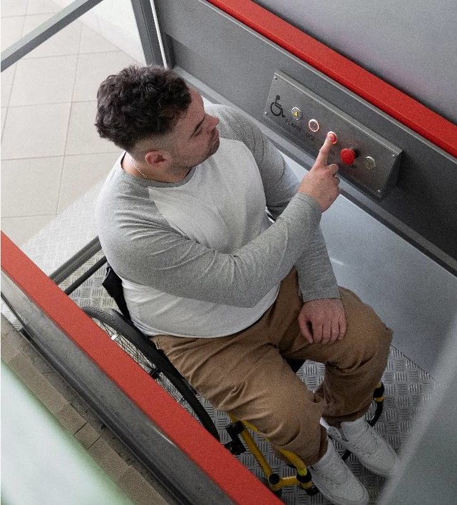 hombre subiendo en Montacargas para personas